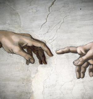 两只手放在桌子上的画