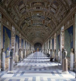 宫殿里的走廊，墙上挂满了画