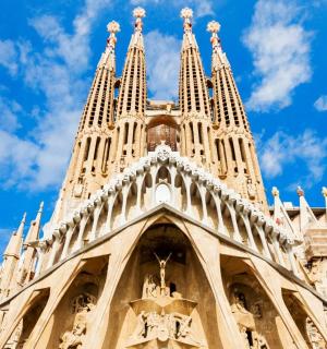 以蓝天为背景的大教堂