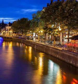 夜晚城市中灯火通明的河流