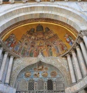 天花板上有绘画的建筑