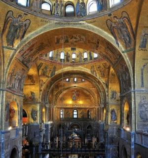 一座墙壁和天花板上都有绘画的大教堂