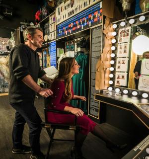 muž a žena stojící za pultem