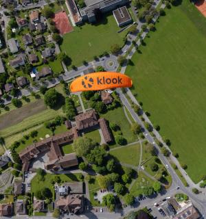 俯瞰一座有房屋和建筑物的城市