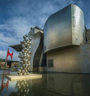 一座前面有雕塑的建筑