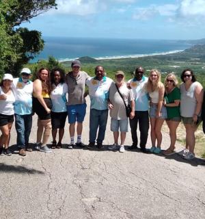 一群人在路上摆姿势拍照