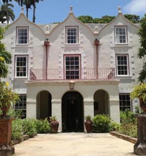 великий білий будинок з балконом на даху