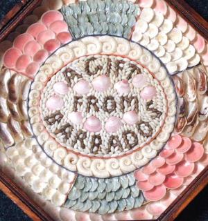 egy doboz, rajta egy képpel ellátott tányér tojásokkal