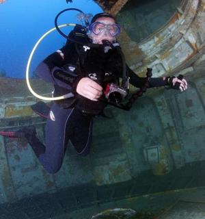 一名男子带着相机漂浮在水中