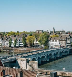 一座横跨河流的桥梁，位于一座有建筑物的城市中