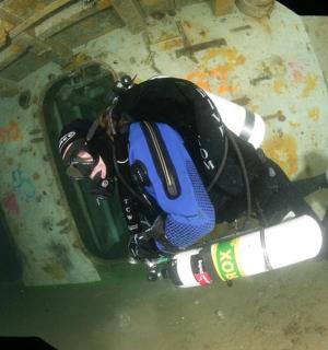 一个人躺在隧道里的袋子上