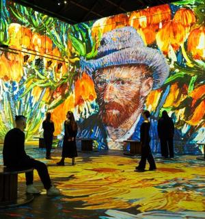 墙上挂着一幅戴帽子的男人的大幅画