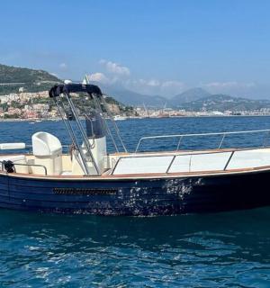 停在水面上的船