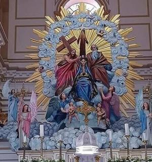 教堂墙上的壁画，上面有