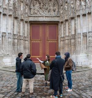 一群人站在一栋建筑物前