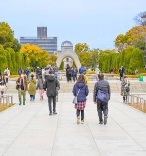 一群人走下公园里的楼梯