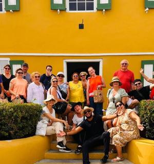 一群人在黄色建筑前摆姿势