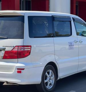 一辆白色货车停在停车场