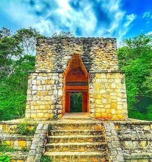 田野里一座带楼梯的古老石头建筑