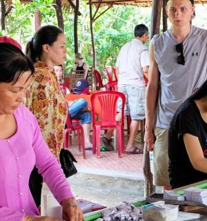 一群人围坐在桌子旁