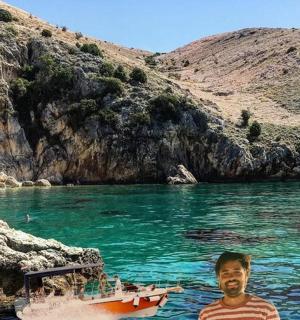 ein Mann, der im Wasser neben einem Boot steht