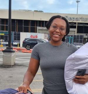 一名女子抱着枕头和手机