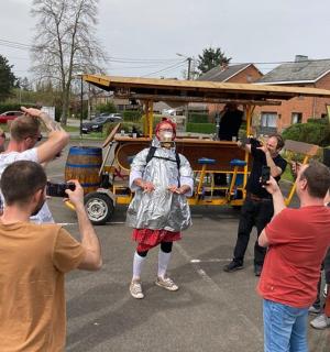 一群人正在给一名穿着戏服的男子拍照