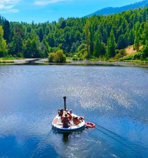 一群人在湖上的船上