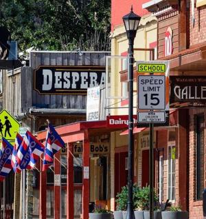 ulice s pouličními cedulemi a vlajkami ve městě