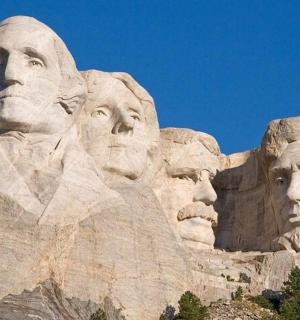 山上的总统雕像