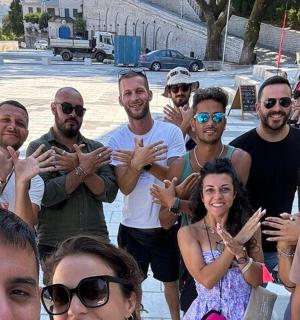 skupina lidí pózujících pro fotografii