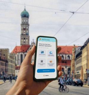 城市里举着手机的人