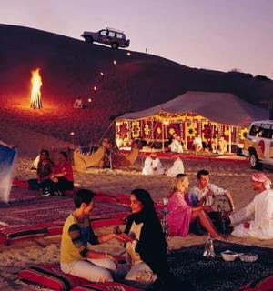 一群人坐在帐篷前