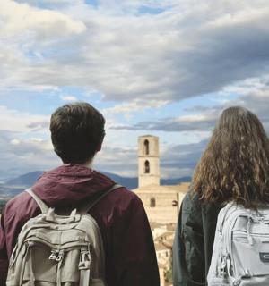 背着背包的男人和女人正在看城堡