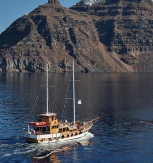 水中的小船，背景是一座山