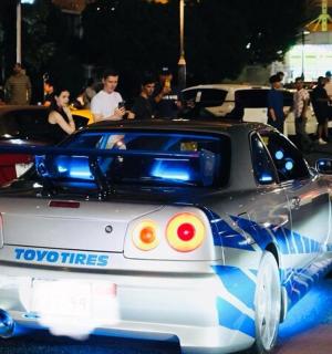 一辆停在街上的带蓝色车灯的银色汽车