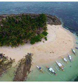 ostrov v oceánu s loděmi na něm