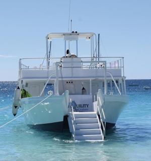 білий човен у воді океану