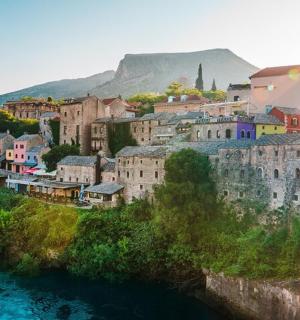 pohled na město s řekou a budovami