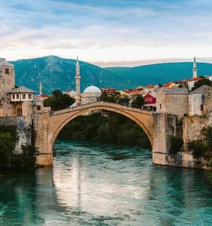 most přes řeku s budovami a městem