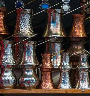 skupina měděných váz na poličce