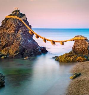 en klippe i havet med et reb på