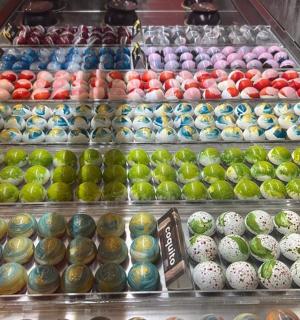 摆满各种鸡蛋的展示柜