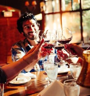 一群人围坐在桌旁喝酒