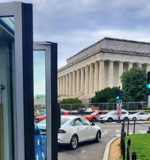 autobus před velkou budovou se semaforem