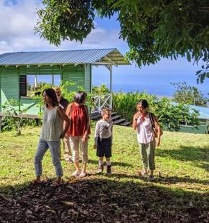 skupina lidí stojící před domem