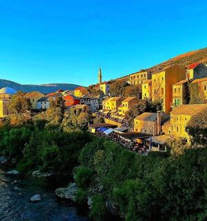 skupina budov na kopci vedle řeky