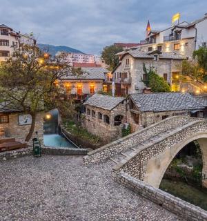 most přes řeku ve městě s budovami