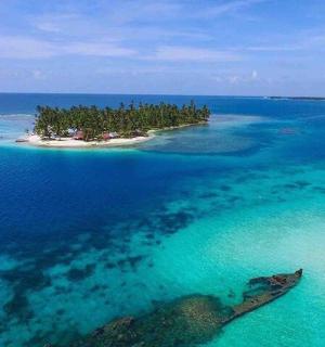 海洋中央的一座岛屿