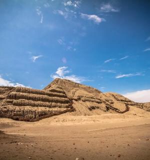 沙漠中央的一块巨大岩层